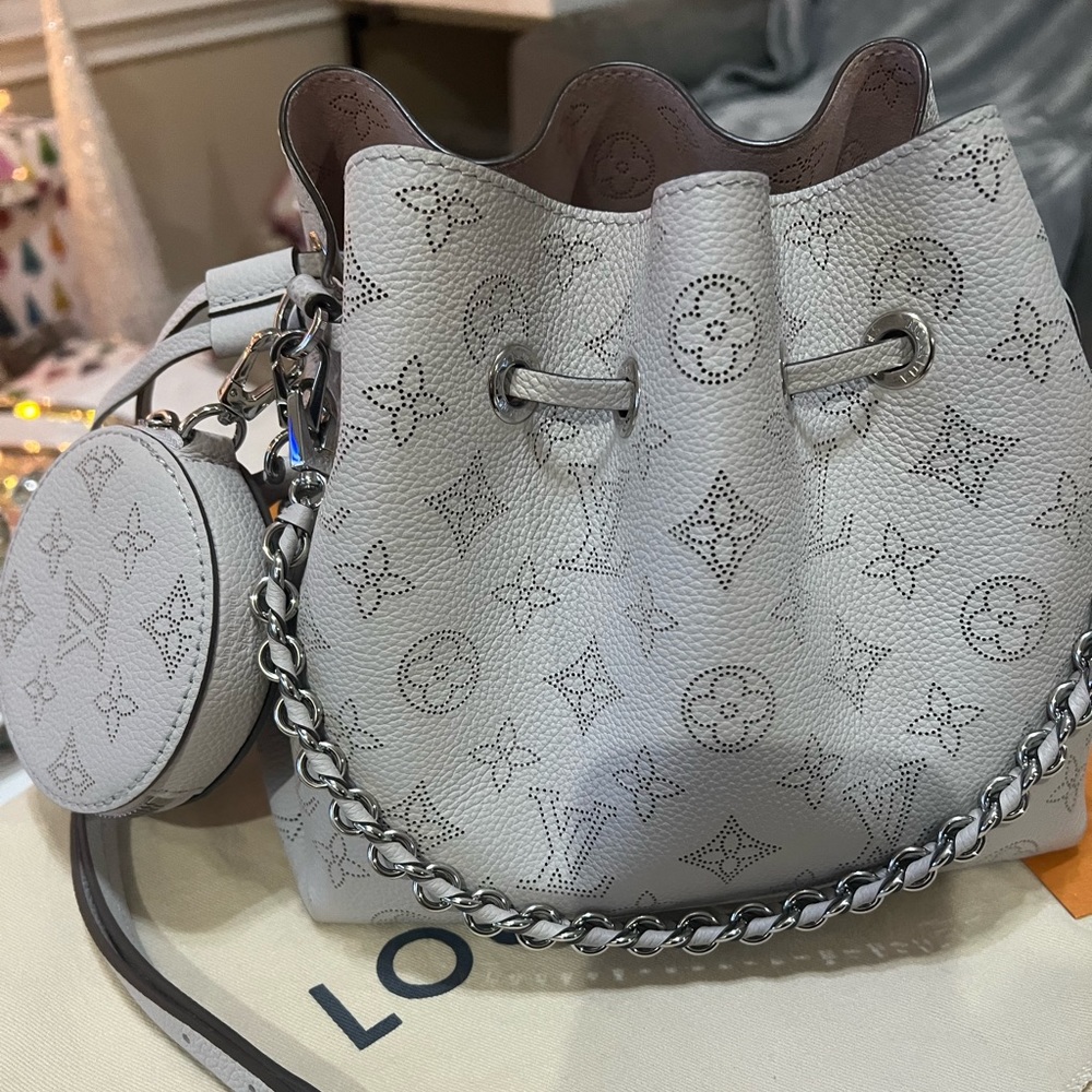 Louis Vuitton BELLA MAHINA leather bucket bag. Authentic.